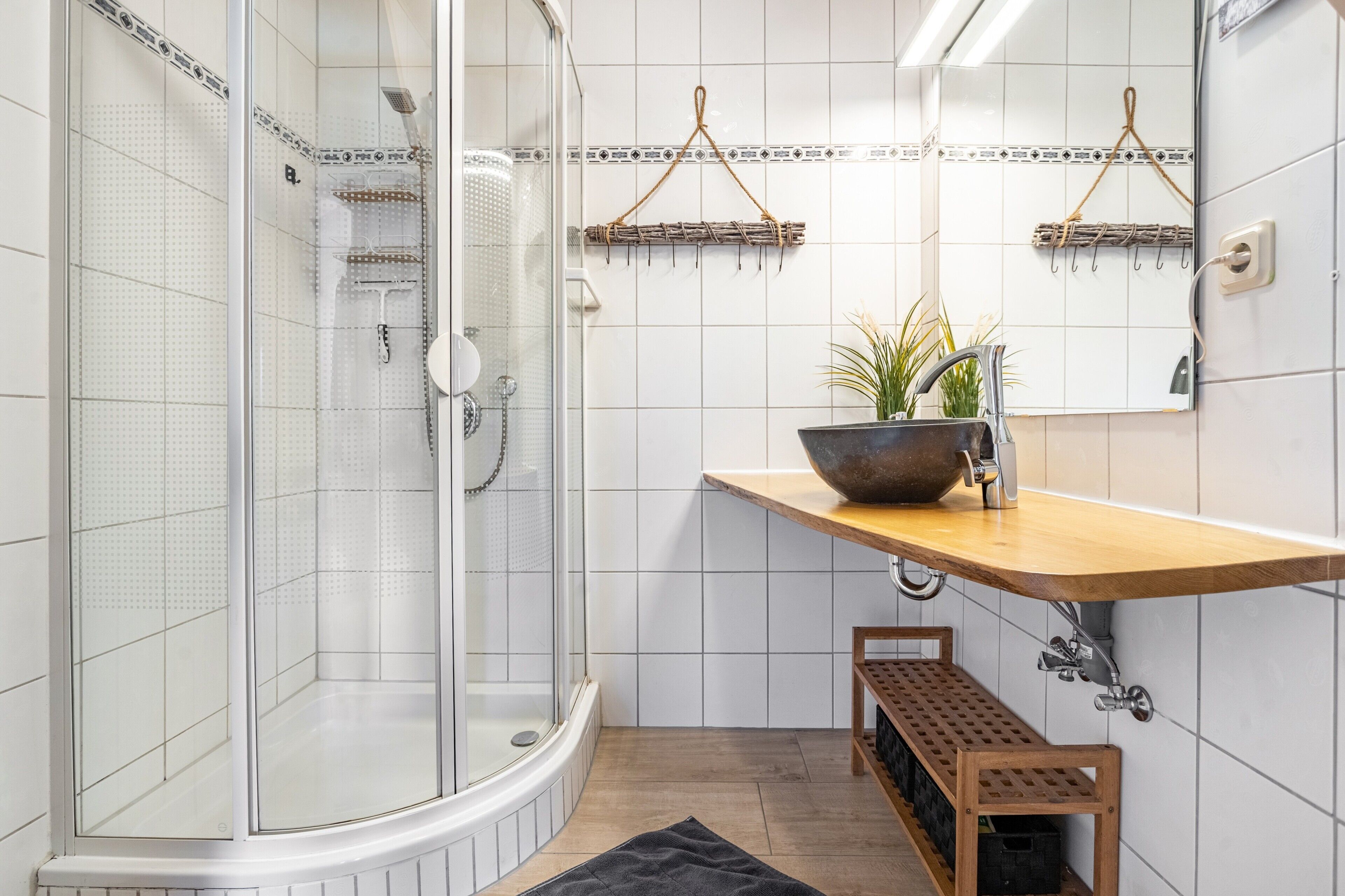 Shower, hair dryer, towels