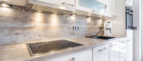 Fridge, oven, stovetop, dishwasher
