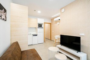 Căn hộ, 1 phòng ngủ | Khu phòng khách | Smart TV 30-inch có truyền hình kỹ thuật số 