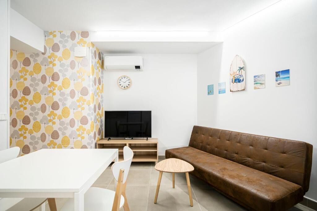 Standaard studio | Woonruimte | Een 30-inch smart-tv met digitale zenders