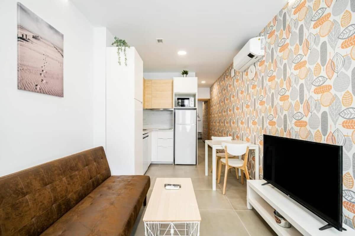 Standard-Apartment | Wohnbereich | 30-Zoll-Smart-TV mit Digitalempfang