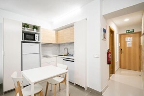 Estudio estándar | Cocina privada | Frigorífico, microondas, placa de cocina y hervidor eléctrico