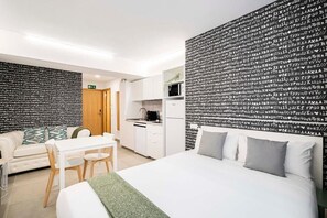 Studio, uitzicht op de binnenplaats | Een bureau, een strijkplank/strijkijzer, gratis wifi