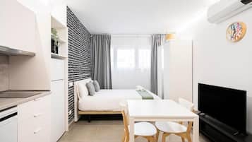 Studio, Courtyard View | Desk, iron/ironing board, free WiFi