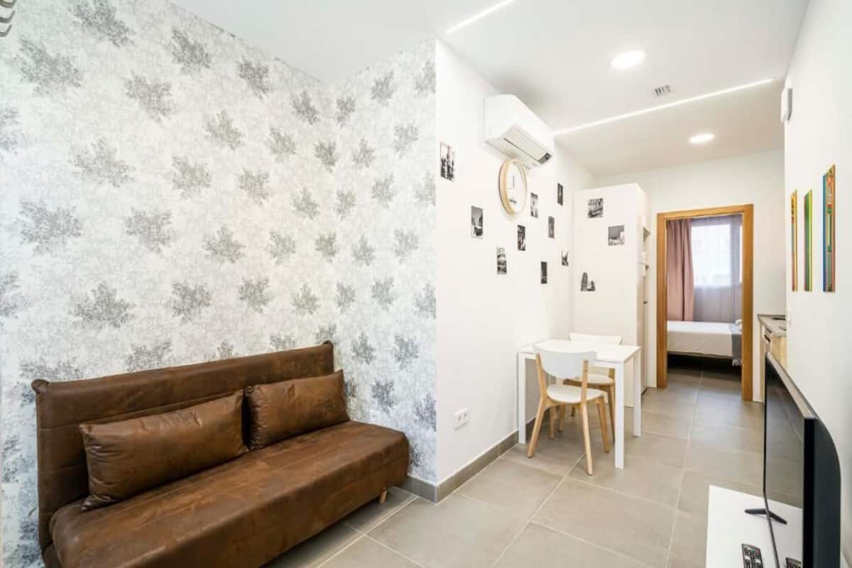 Standard-Apartment, 1 Schlafzimmer | Wohnbereich | 30-Zoll-Smart-TV mit Digitalempfang