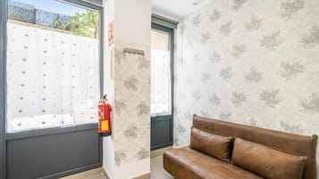 Standard-Apartment, 1 Schlafzimmer | Wohnbereich | 30-Zoll-Smart-TV mit Digitalempfang