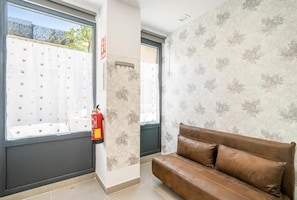 Standard-Apartment, 1 Schlafzimmer | Wohnbereich | 30-Zoll-Smart-TV mit Digitalempfang