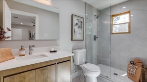 Douche, sèche-cheveux, serviettes fournies, savon