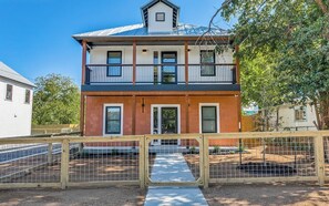 Exterior - Downtown Stunner! Close to Alamodome, Downtown, & Pearl (San Antonio)
