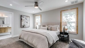 3 bedrooms, desk, iron/ironing board, free WiFi - Downtown Stunner! Close to Alamodome, Downtown, & Pearl (San Antonio)
