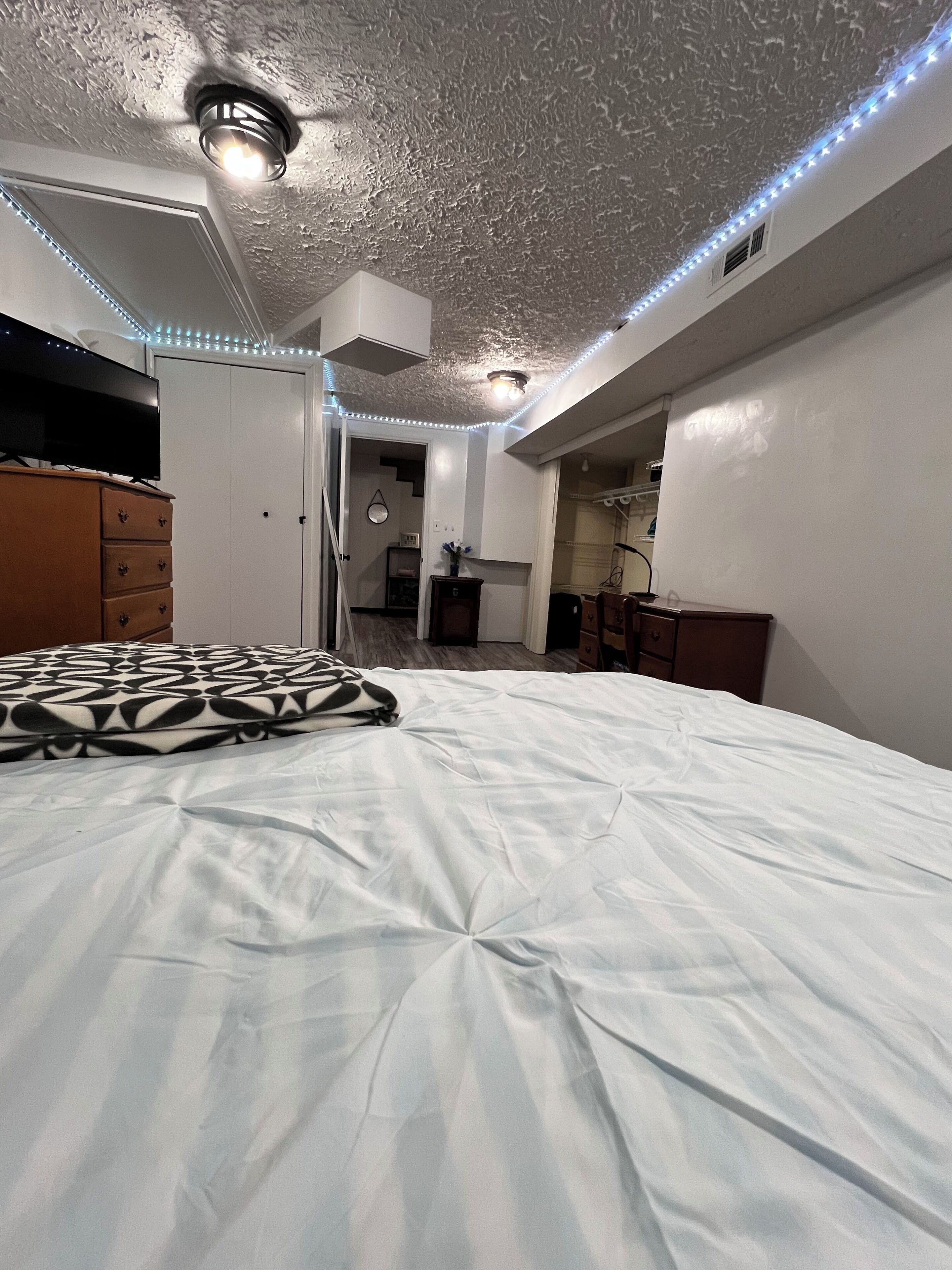 Iron/ironing board, WiFi, bed sheets