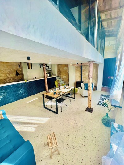 Architect designed house, fast wifi, unique village location 10 mins to Bordeaux