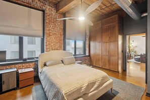 2 bedrooms, iron/ironing board, internet, bed sheets