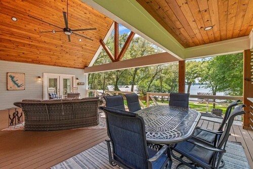 Holly Court Hideaway Lake House on a Spacious Private Wooded Lot
