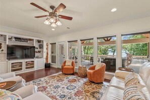 TV, fireplace, stereo - Holly Court Hideaway Lake House on a Spacious Private Wooded Lot (Eustace)