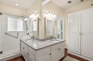 Hair dryer, towels, soap, shampoo - Holly Court Hideaway Lake House on a Spacious Private Wooded Lot (Eustace)