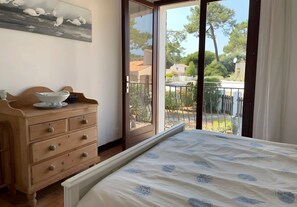 4 bedrooms - Family Home on the Edge of the Forest with Terrace, Private Garden, and Balcony (Le Grand-Village-Plage)