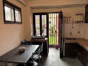 Private kitchen - Cozy Apartment in Central Kathmandu (Kathmandu)