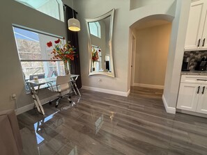 Interior - The 19th Hole Retreat (Haines City)