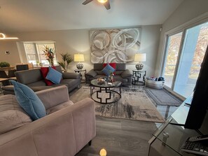 TV, offices - The 19th Hole Retreat (Haines City)