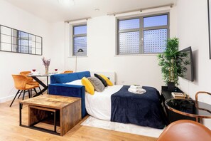 Room - Modern 2- Bedroom Apartment in Central Redhill! (Redhill)