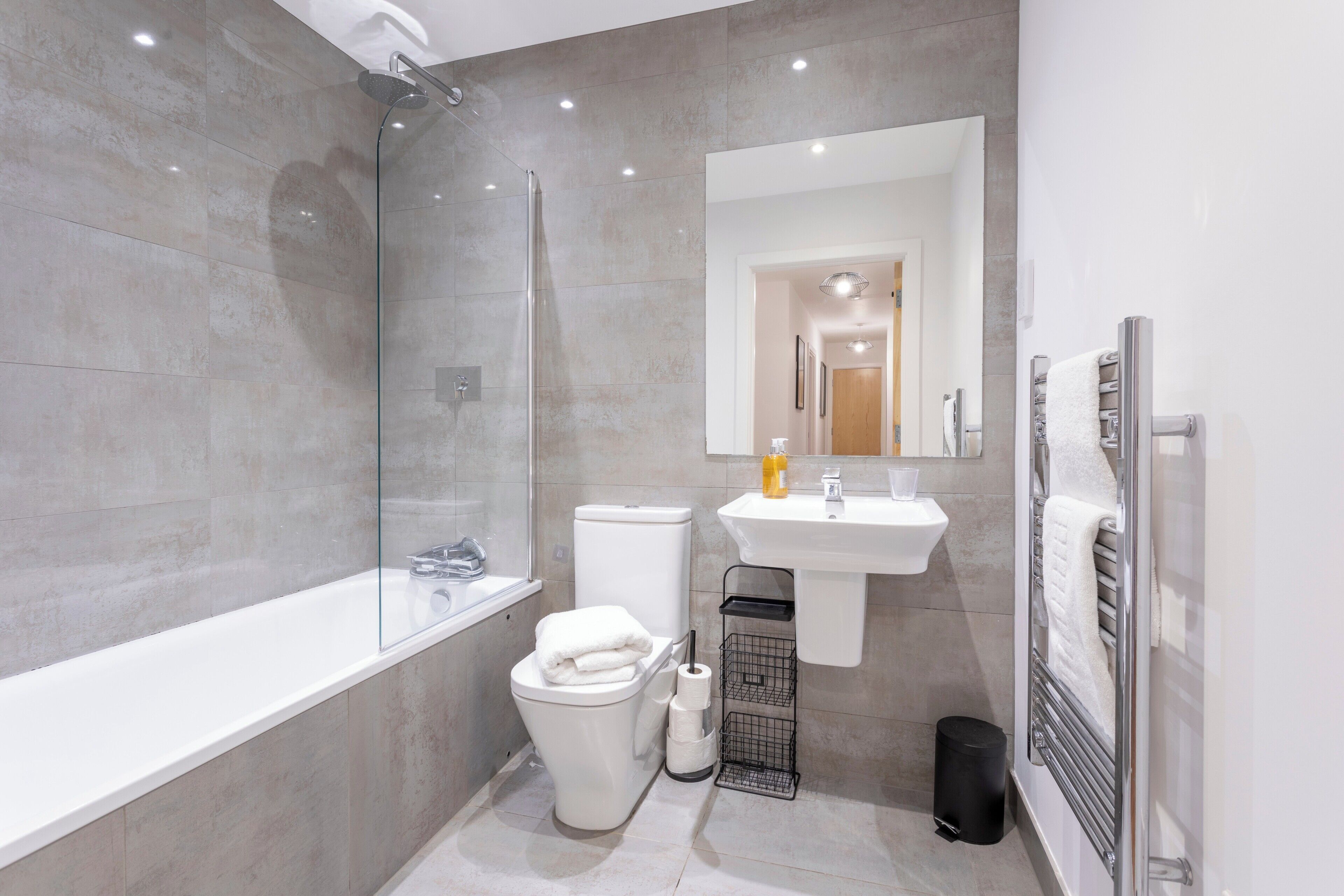 Bruser, gratis toiletartikler, hårtørrer, håndklæder