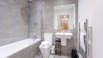 Bruser, gratis toiletartikler, hårtørrer, håndklæder