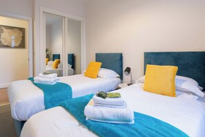 2 bedrooms, desk, soundproofing, free WiFi - Modern 2- Bedroom Apartment in Central Redhill! (Redhill)