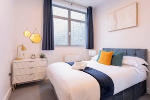 2 bedrooms, desk, soundproofing, free WiFi - Modern 2- Bedroom Apartment in Central Redhill! (Redhill)