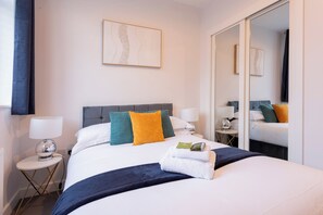 2 bedrooms, desk, soundproofing, free WiFi - Modern 2- Bedroom Apartment in Central Redhill! (Redhill)