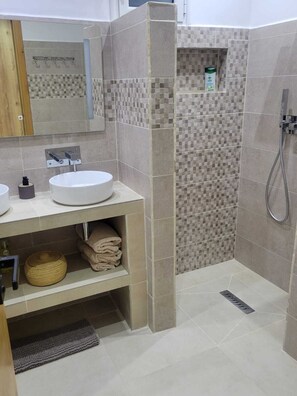 Douche, serviettes fournies, papier toilette