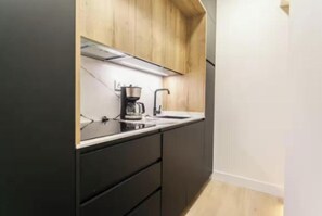Refrigerador, microondas, lavavajillas y cafetera y tetera 