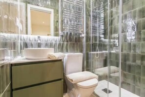 Towels, soap, toilet paper - Spacious & Modern Apartment in the Heart of Madrid (Madrid)