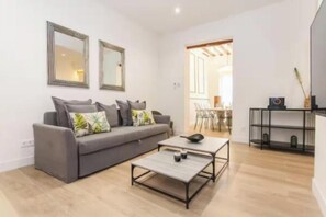 Smart TV - Spacious & Modern Apartment in the Heart of Madrid (Madrid)