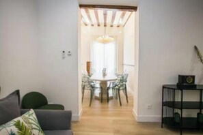 Interior - Spacious & Modern Apartment in the Heart of Madrid (Madrid)