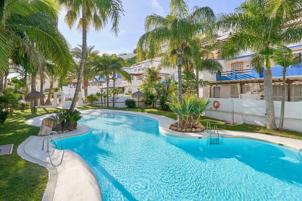 Pool - Oasis Tropical Apartment with Parking, Pool, and Air Conditioning (Almuñécar)