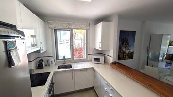 Frigorífico, microondas, horno y placa de cocina