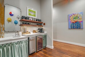 Coffee/tea maker - King Room in a Granbury Hotel on the Historic Granbury Square (Granbury)
