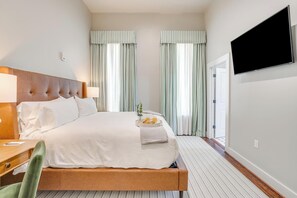 1 bedroom, free WiFi, bed sheets - ADA Accessible Hotel Room on the Hisoric Granbury Square (Granbury)