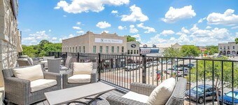 ADA Accessible Hotel Room on the Hisoric Granbury Square