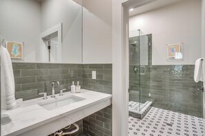 Douche, séchoir à cheveux, serviettes fournies