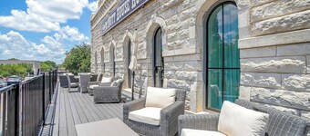 Quiet Hotel in Granbury Texas on the Historic Granbury Square