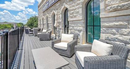 Quiet Hotel in Granbury Texas on the Historic Granbury Square