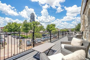 Terrace/patio - Bright King Room in Granbury Hotel on the Historic Granbury Square (Granbury)