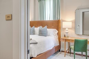 1 bedroom, free WiFi, bed sheets - Bright King Room in Granbury Hotel on the Historic Granbury Square (Granbury)