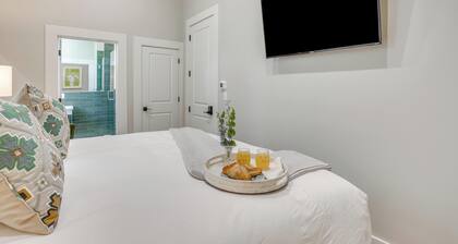 Charming Granbury Hotel Room on the Historic Granbury Square