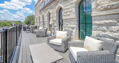 Charming Granbury Hotel Room on the Historic Granbury Square