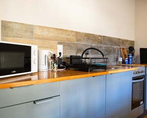 Kühlschrank, Mikrowelle, Ofen, Herdplatte