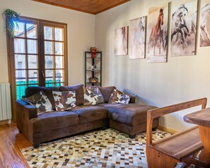 TV - Apartment 'Le Nid De St Papoul' with Balcony and Wi-Fi (Saint-Papoul)