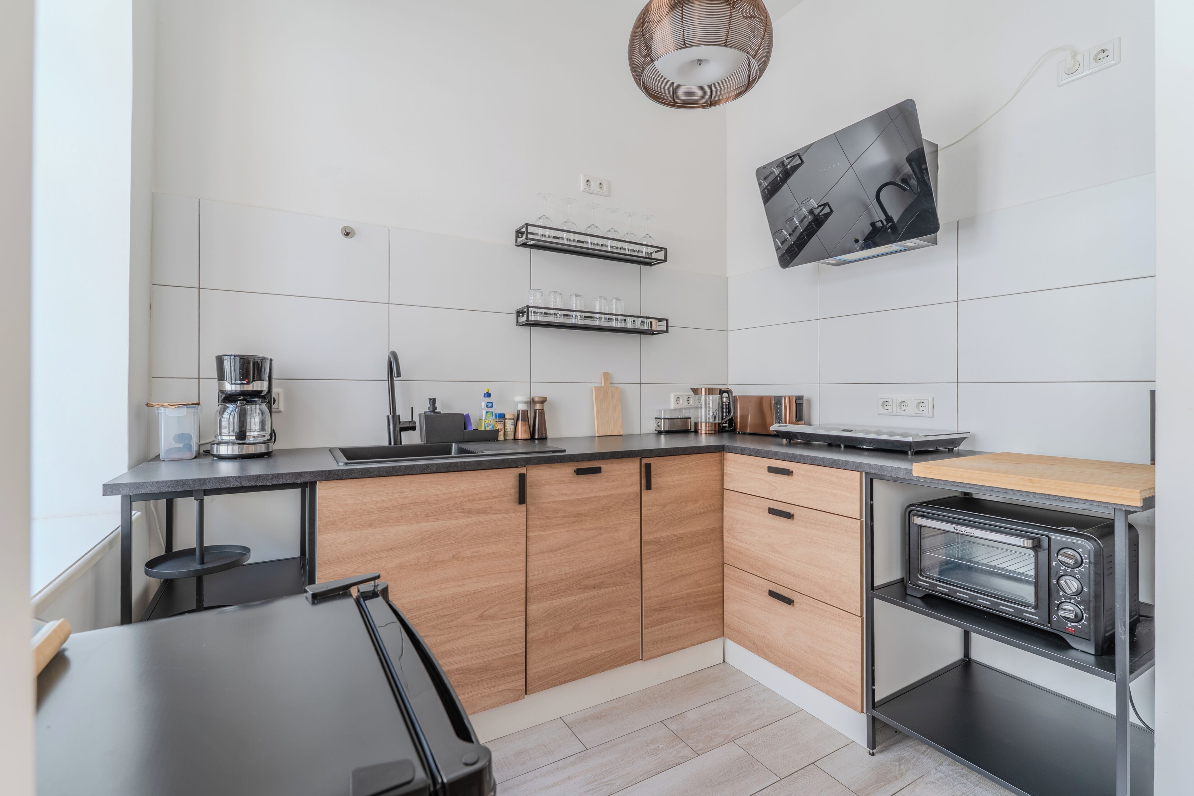 Wasserkocher mit Kaffee-/Teezubehör, Kühlschrank, Mikrowelle, Ofen